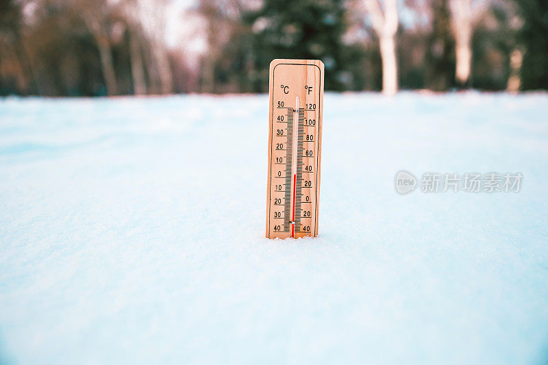 温度计上的雪