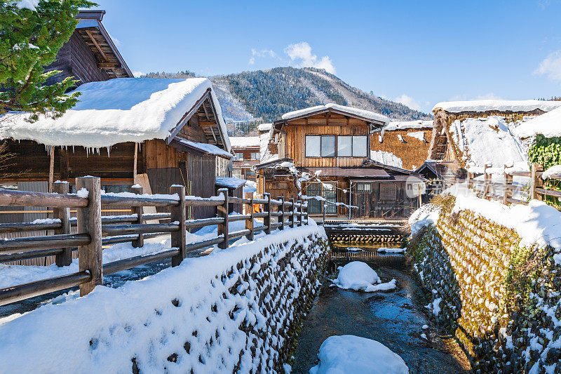 白川村有白雪和大桥，是日本冬季最适合旅游的地方