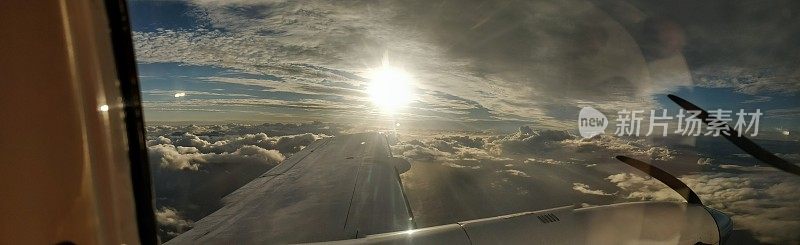 一架小飞机从云和天空中飞过