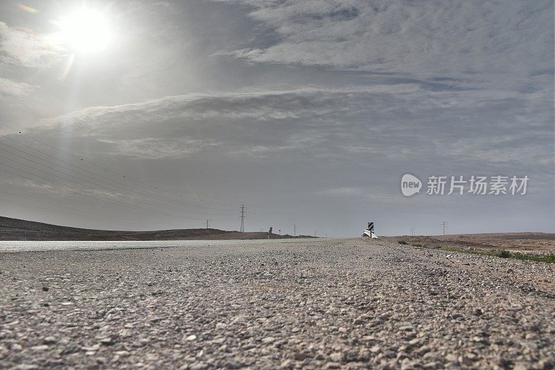 沙漠道路从地面看，HDR