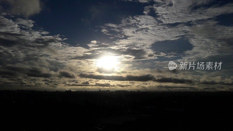 太阳，云一个城市