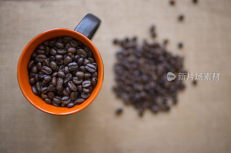 用粗麻袋装满咖啡豆的杯子