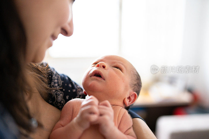 妈妈给新生婴儿唱歌