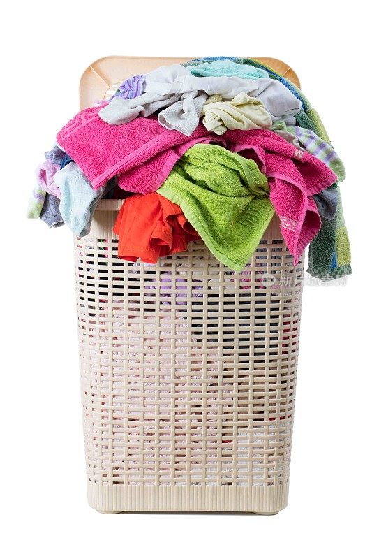 装满脏衣服的洗衣篮(隔离在白色上)