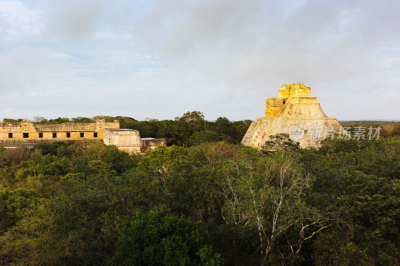 尤克斯马尔，尤卡坦，墨西哥:黄昏魔术师的阳光金字塔