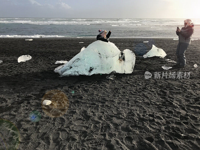 妈妈在钻石海滩拍摄女儿，Jokulsarlon