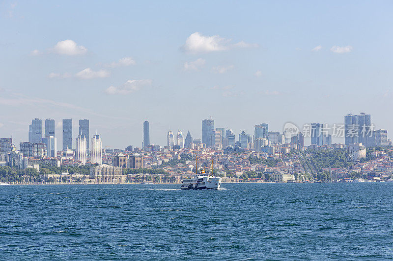 土耳其伊斯坦布尔贝西克塔斯附近的金角湾附近的客船