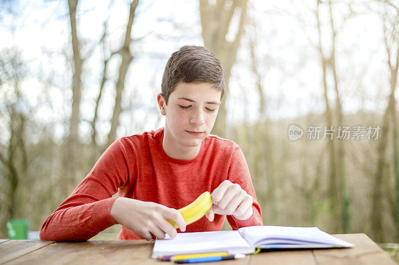 一个在城市公园里学习的少年