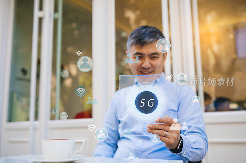 亚洲商人在5g系统中使用全球通信电话。未来的经营理念。