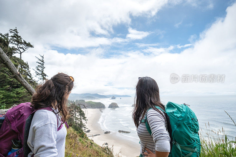 多民族徒步旅行姐妹欣赏大炮海滩从悬崖