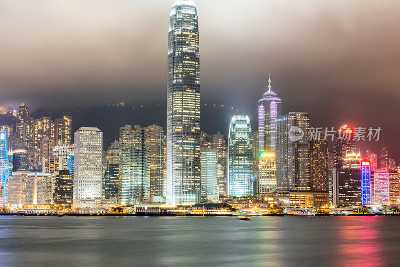 香港的夜景和九龙摩天大楼的倒影