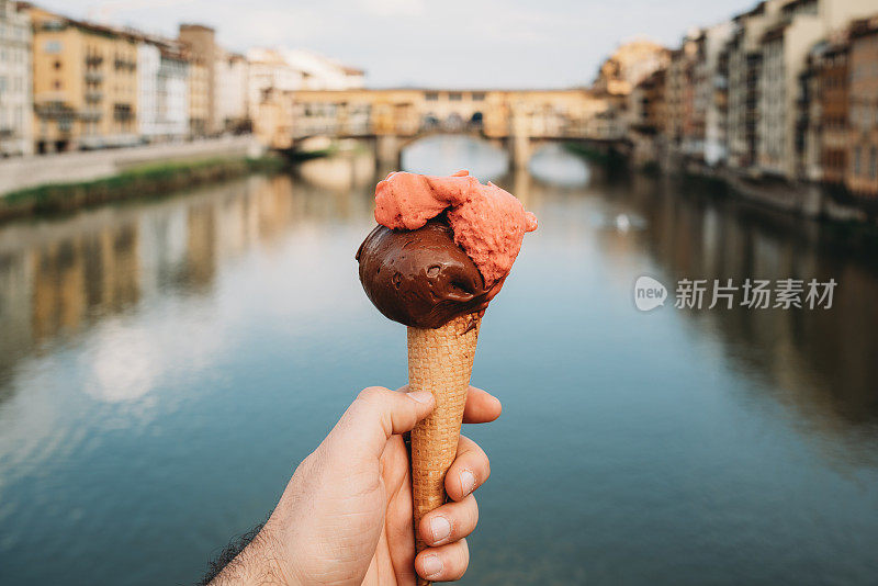 在意大利的佛罗伦萨吃冰淇淋