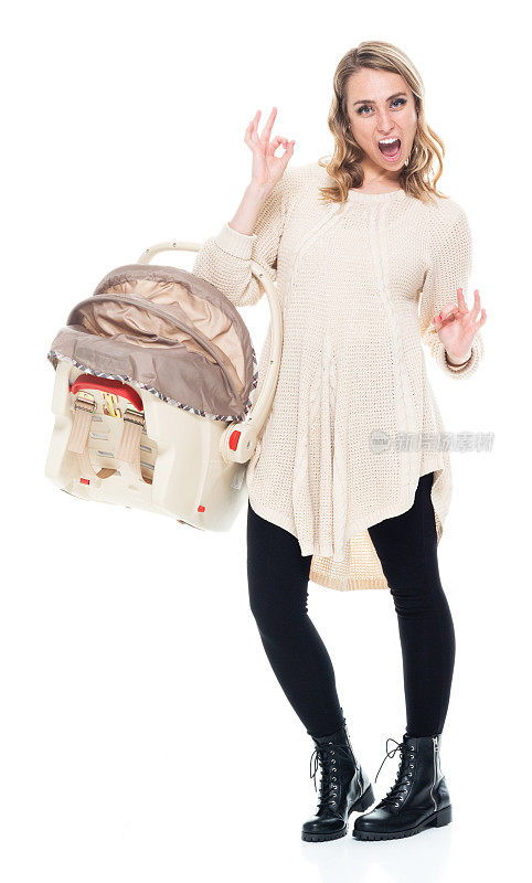 单身妈妈穿着一件有婴儿汽车座椅标志的毛衣