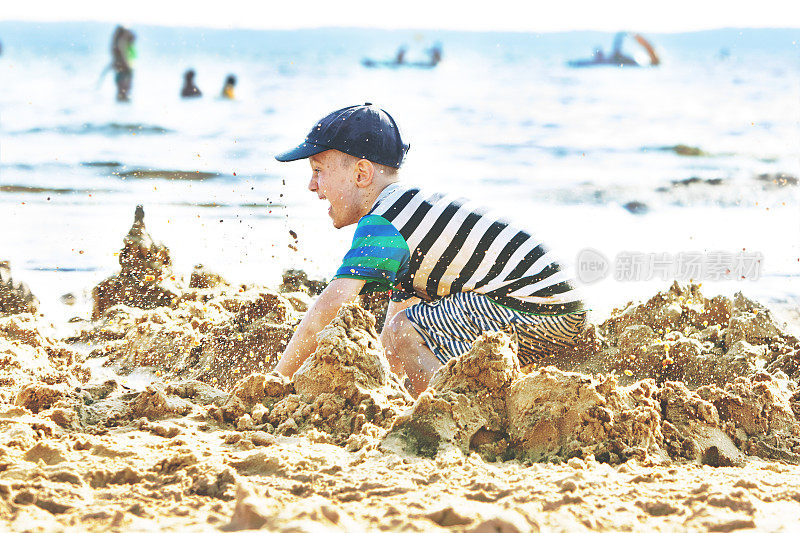 孩子们在海滩上玩沙子