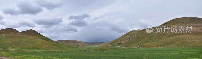 风景风暴全景从犹他州和爱达荷州的边界84号州际公路，I-84，在落基山脉与绵羊和奶牛放牧的农村农场的观点。美国。