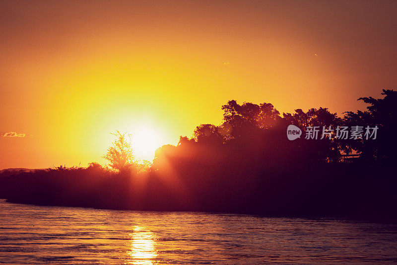 美丽的日落在赞比西河-非洲