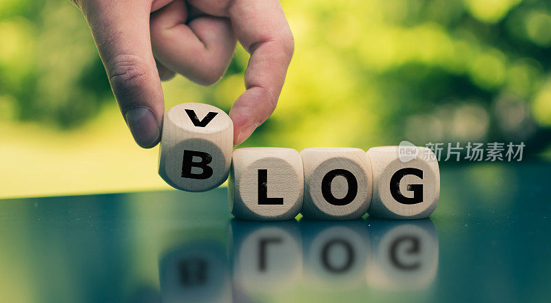博客和视频博客吗?手转动一个立方体和改变表达“博客”到“VLOG”(或反之亦然)。