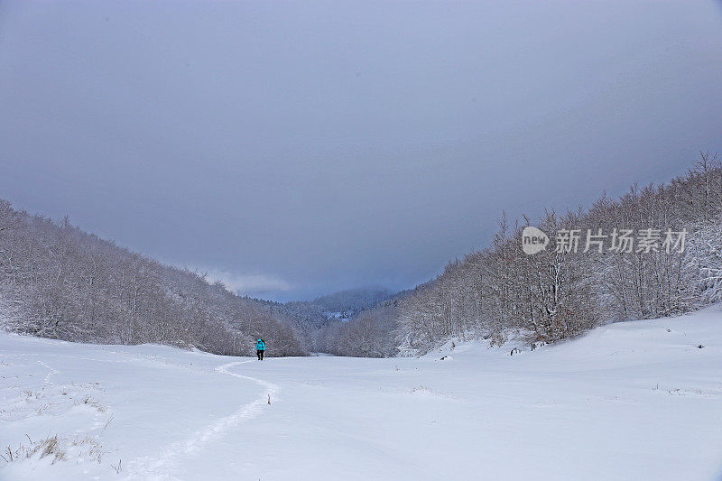 波斯尼亚和黑塞哥维那白雪皑皑的Bjelasnica山上的徒步旅行者