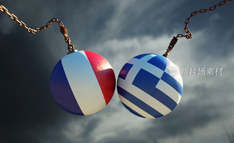 破坏球纹理与法国和希腊旗帜在黑暗的暴风雨的天空