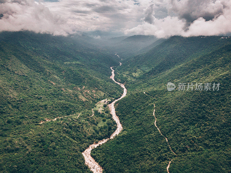 鸟瞰图里约热内卢Magdalena跑过丛林山谷