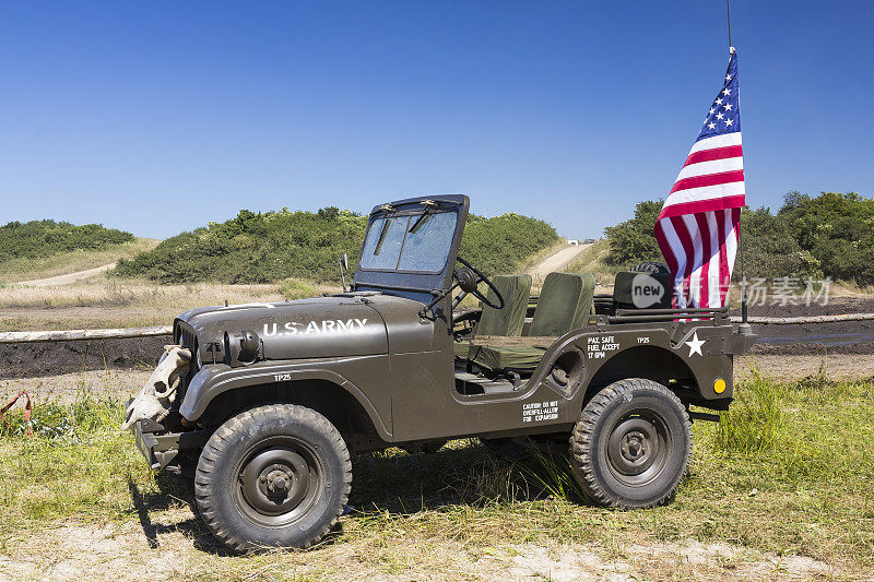 老二战美国陆军吉普车与美国国旗