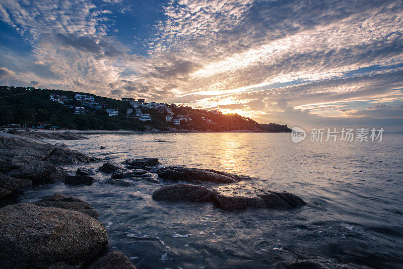 海面上的日落，天空阴沉