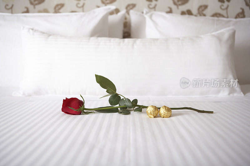 床上的玫瑰和巧克力