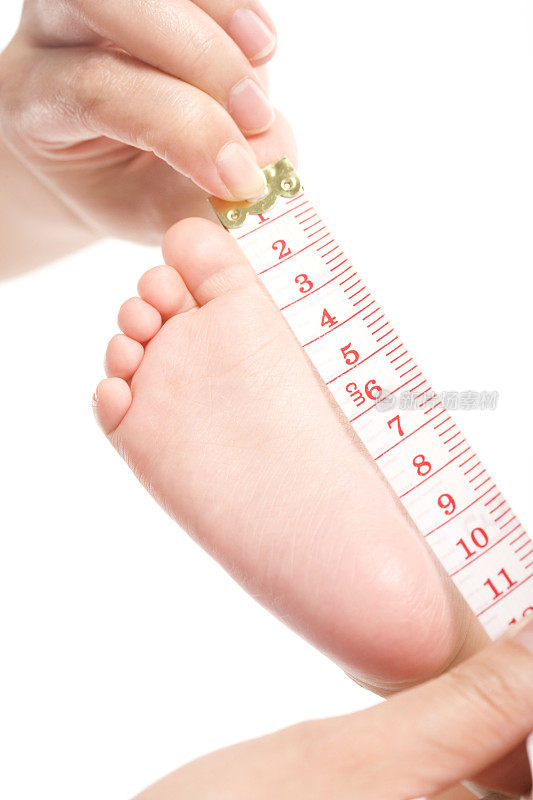 大人测量小孩的脚的长度