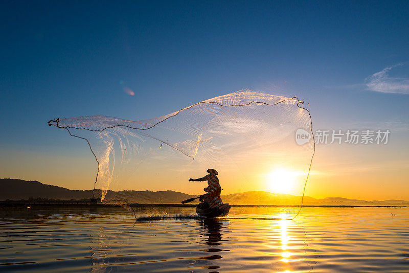 早上钓鱼时渔夫在行动