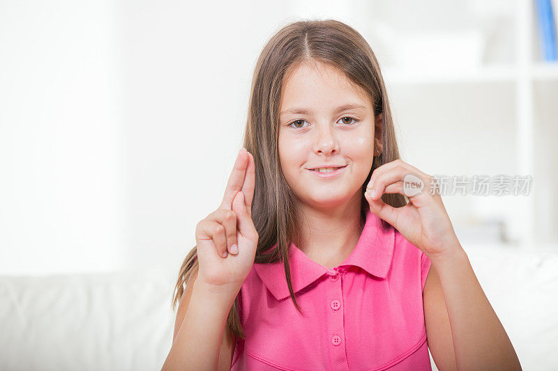 聋哑女孩用手语