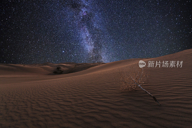 星空下的戈壁沙漠。