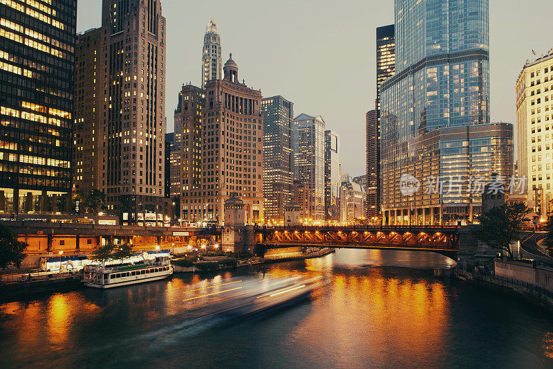 芝加哥，暮色中的桥。