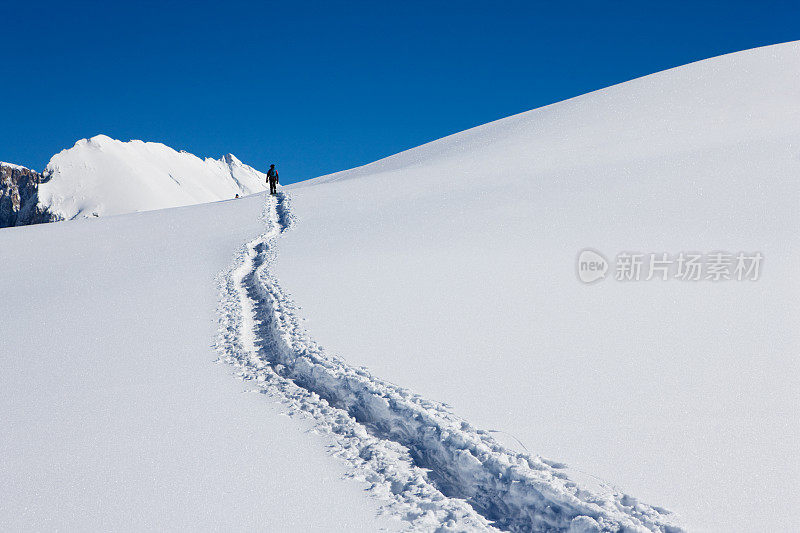 孤独的人在冰雪覆盖的冬天景观