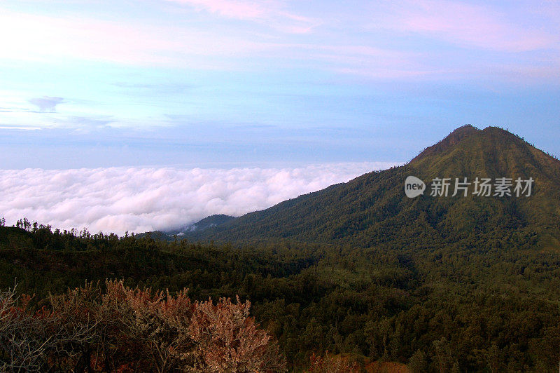 印度尼西亚东爪哇的伊珍高原火山口云