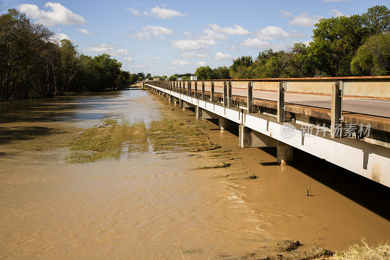 洪水的河流。桥。美国德克萨斯州。恶劣天气。