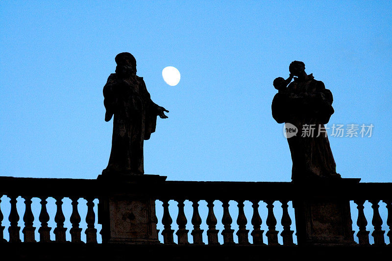 圣彼得广场:罗马黄昏的月亮雕像
