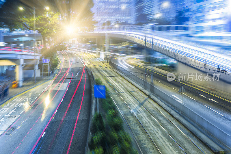 香港灯火通明的摩天大楼和灯光小径