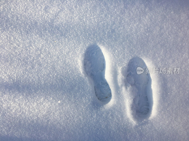 白雪上的脚印