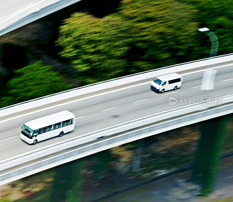 高速公路上巴士超速行驶