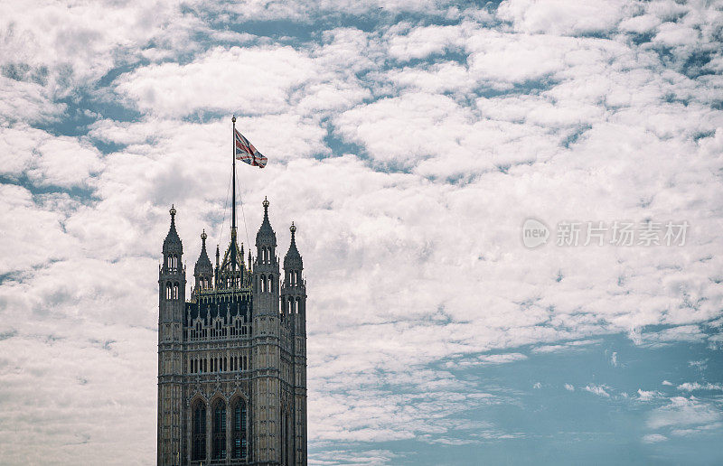 英国伦敦威斯敏斯特宫顶上的英国国旗