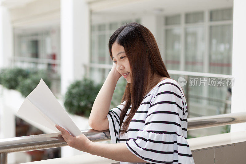 亚洲美丽的女学生在学校