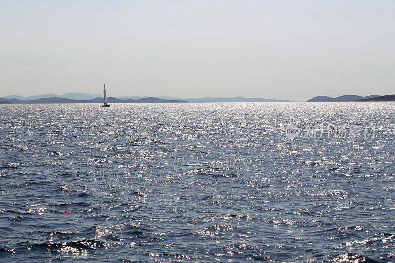 Kornati:海上的背光，有岛屿和船