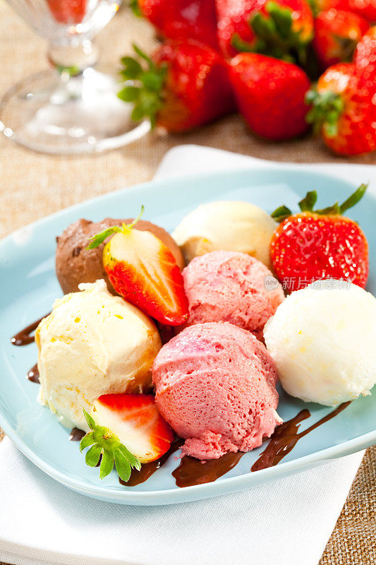 有草莓和巧克力的冰淇淋