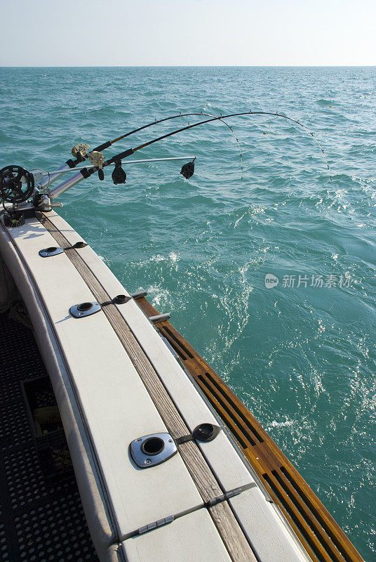 水上渔船上的鱼竿竿和鱼轮