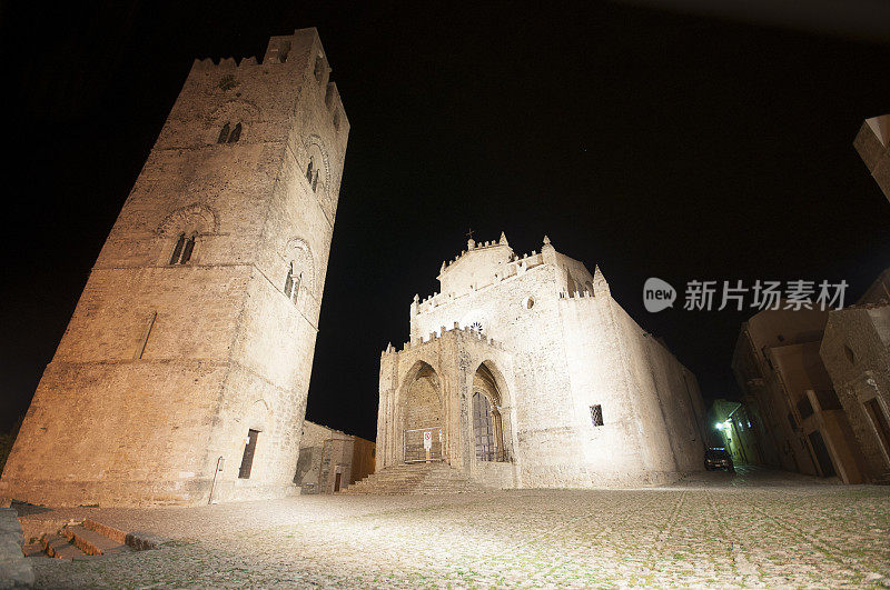 西西里岛的艾松塔大教堂，夜景