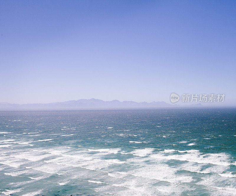 海浪冲击着Muizenberg海滩