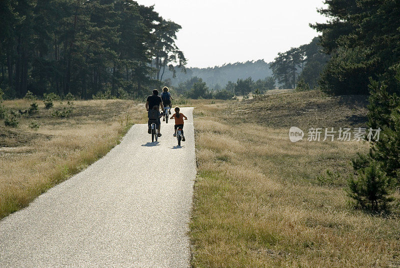 骑自行车的家庭