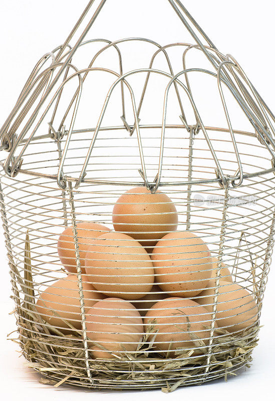 金属篮子和有机棕色鸡蛋