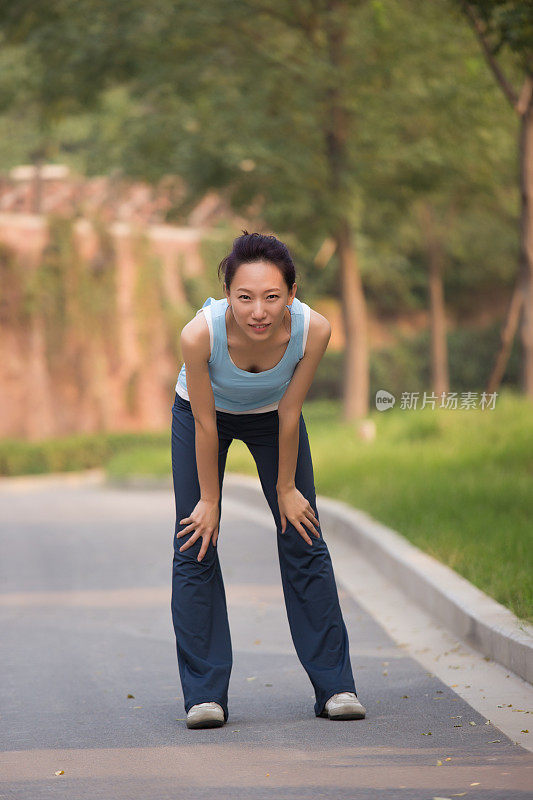 年轻的亚洲妇女在户外运动