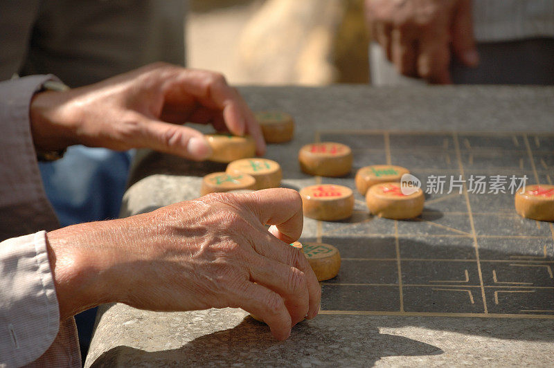 老人下象棋时的手